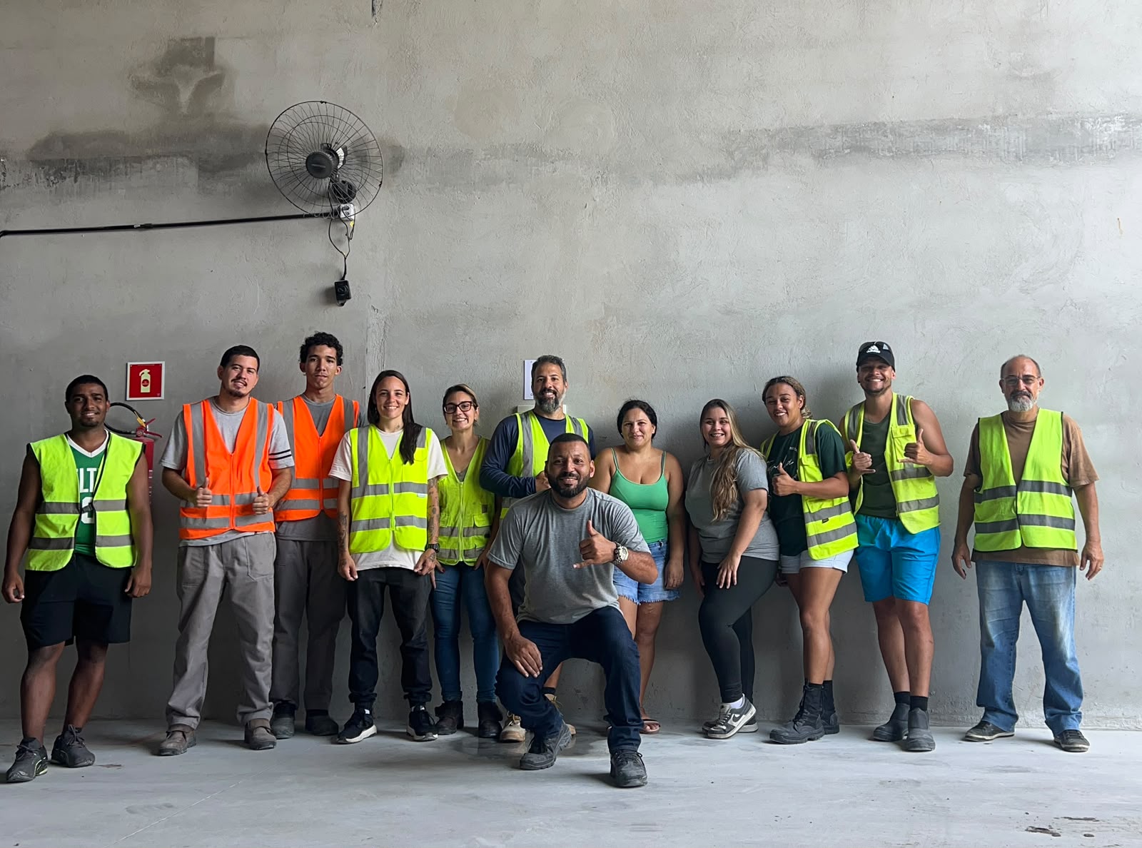 Equipe da CNK Transportes uniformizada