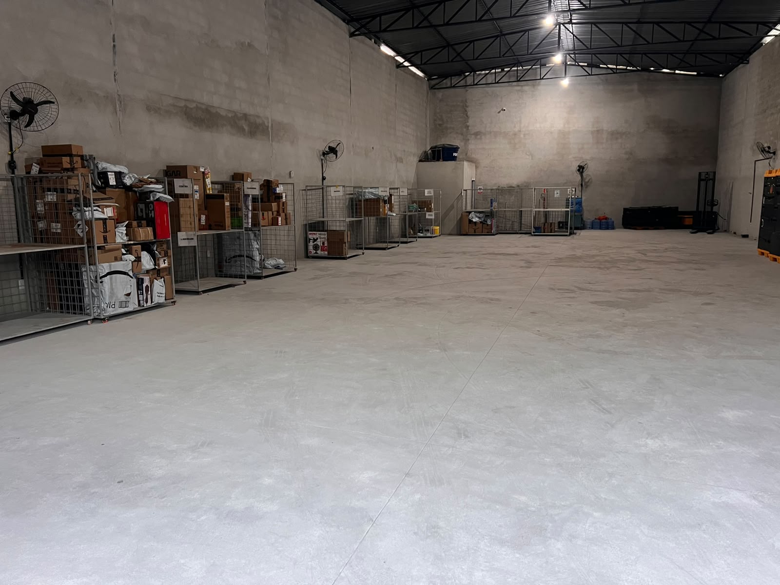 Interior do galpão da CNK Transportes
